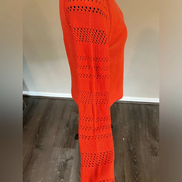 GAP melon colored sweater with crochet detailed sleeves - Picture 3 of 4